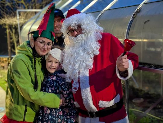Mikołaj i kolorowi pomocnicy pukali od drzwi do drzwi. Wyjątkowa inicjatywa dla małych mieszkańców osiedla Kuźniczka Mikołaj i kolorowi pomocnicy pukali od drzwi do drzwi. Wyjątkowa inicjatywa dla małych mieszkańców osiedla Kuźniczka