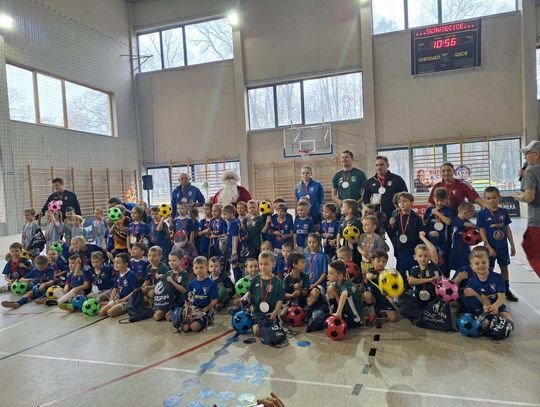 Mikołajkowy Turniej Piłki Nożnej w Sławięcicach. Na parkiecie rywalizowali młodzi gracze z 8 klubów
