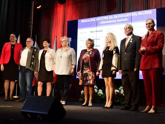 Ministra Edukacji Barbara Nowacka wręczyła odznaczenia najlepszym nauczycielom. Gala Święta Edukacji w Kędzierzynie-Koźlu