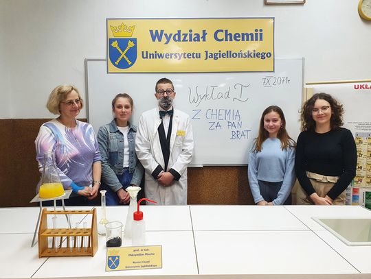 Młodzi chemicy z Cisowej w finale konkursu Uniwersytetu Jagiellońskiego. Można pomóc im wygrać