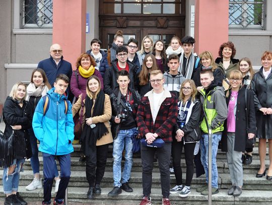 Młodzi Hiszpanie w Kędzierzynie-Koźlu. Poznają powiat i integrują się z rówieśnikami