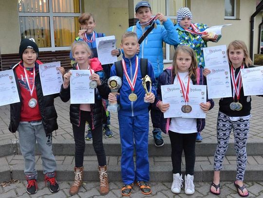 Młodzi pływacy z Kędzierzyna-Koźla zdobyli 21 medali na zawodach w Dobrodzieniu. ZDJĘCIA