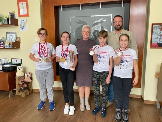Młodzi ratownicy wodni z wizytą u prezydent miasta. Pochwalili się medalami i rekordami Polski