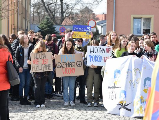 Młodzież sprzeciwia się wojnie na Ukrainie. W ramach VI Festiwalu Praw Człowiek odbył się happening z udziałem uczniów szkół powiatu