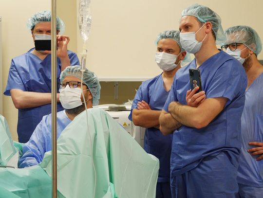 Mogliśmy zobaczyć, jak wygląda operacja. Klinika Nova szkoli urologów razem z Olympus Polska. WIDEO