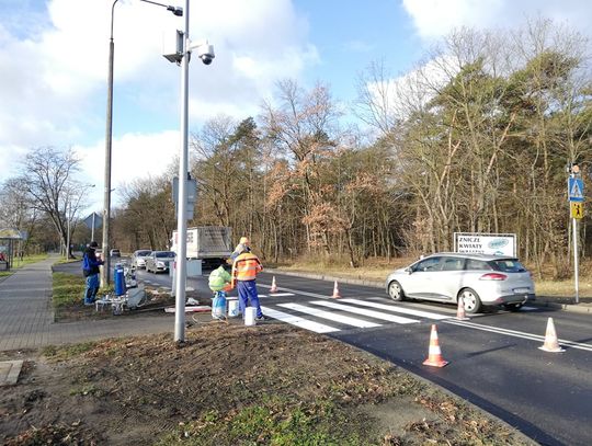 Montują sygnalizatory świetlne i dodatkowe latarnie. Dwa przejścia na osiedlu Piastów będą bezpieczniejsze