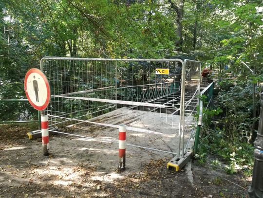 Mostek w zabytkowym parku w Sławięcicach doczekał się remontu. Prace trwają
