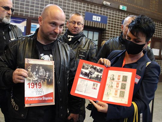 Motocykliści z Kędzierzyna-Koźla przewieźli powstańcze znaczki pocztowe do muzeum na Górze Św. Anny