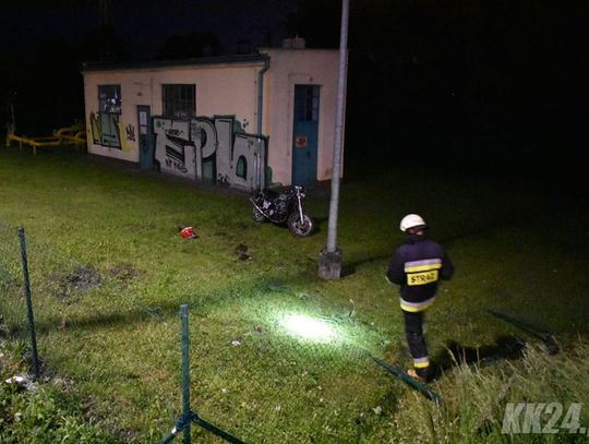 Motocyklista przebił się przez ogrodzenie i wpadł na stację gazową. Wypadek na Dunikowskiego