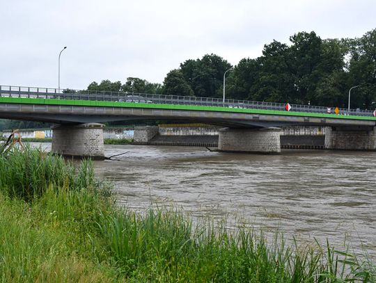 Możliwe przekroczenie stanu ostrzegawczego na Odrze w Koźlu. Rzeką przemieszcza się fala wezbraniowa.