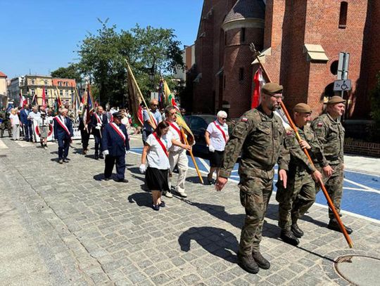 Msza, przemarsz i obchody pod pamiątkową tablicą. W Kędzierzynie-Koźlu odbyły się Wojewódzkie Dni Kultury Kresowej