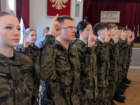 Mundur, dyscyplina i odpowiedzialność. Pierwszoklasiści złożyli ślubowanie w Sławięcicach