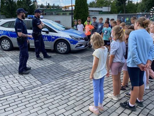 Mundurowi spotykają się z dziećmi i młodzieżą podczas półkolonii