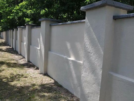 Mur otaczający powiększony Park Pojednania na razie zostaje. Miasto musi zakończyć inwestycję