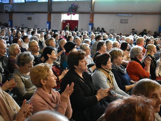 Muzyka, która łączy pokolenia. "Koncert Pokoleń" w Publicznej Szkole Podstawowej nr 12. FOTOREPORTAŻ