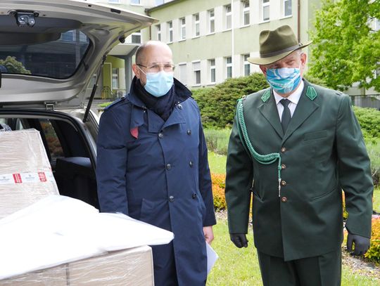 Myśliwi wsparli kozielski szpital. Przekazali środki ochronne dla pracowników. WIDEO