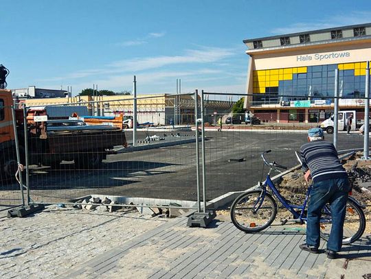 Na alei Jana Pawła kładą już asfalt. Na Wojska Polskiego chodniki i ścieżkę rowerową