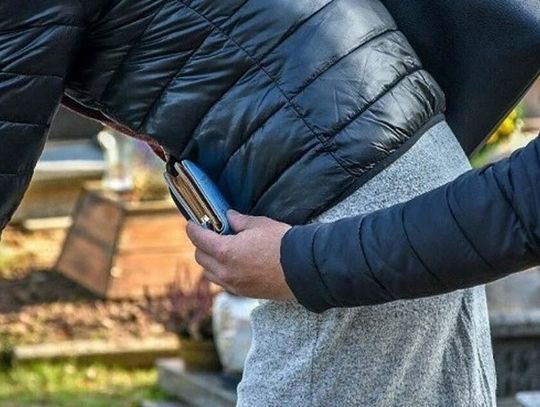 Na cmentarzach mogą czyhać kieszonkowcy. Policja radzi, jak uniknąć kradzieży i bezpiecznie dotrzeć na groby