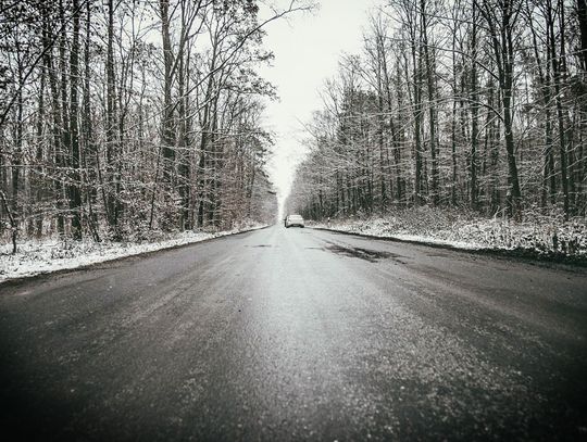 Na drogach i chodnikach może być bardzo ślisko. Meteorolodzy ostrzegają przed marznącymi opadami