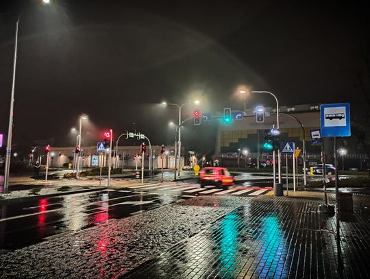 Na drogach i chodnikach może być ślisko. IMGW ostrzega przed marznącymi opadami deszczu