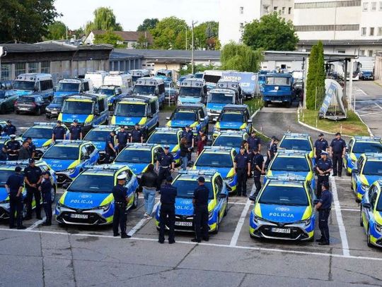 Na drogi regionu wyjedzie 30 nowych radiowozów. Policjanci odebrali już kluczyki do pierwszych 18