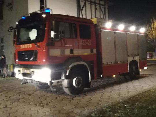 Na klatce schodowej włączył się czujnik czadu. Interweniowała straż pożarna