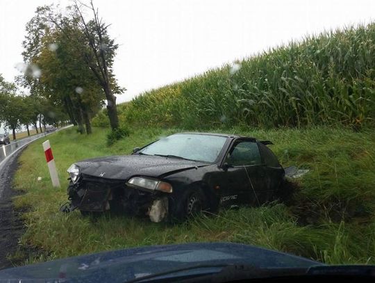 Na łuku drogi wpadł w poślizg i wylądował w rowie. Kolizja na drodze krajowej nr 38