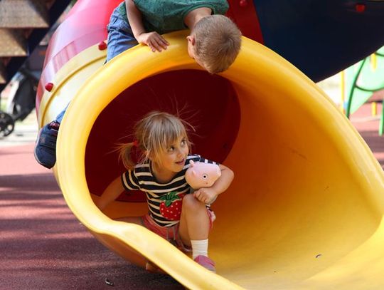 Na miejskich placach zabaw pojawiło się sporo nowych urządzeń. A będzie jeszcze więcej