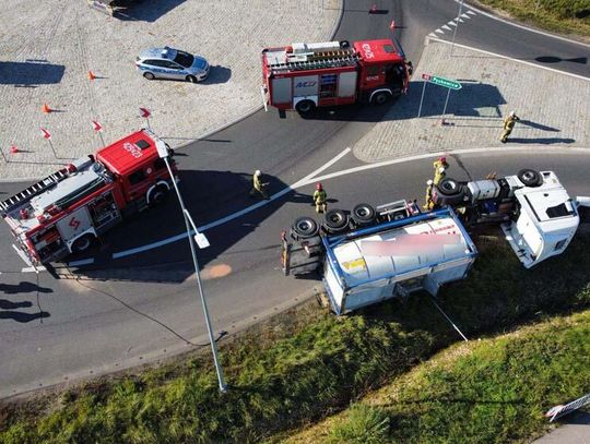 Na obwodnicy przewróciła się autocysterna. Pas w kierunku Ujazdu zablokowany na wysokości Sławięcic. Służby na miejscu