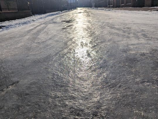 Na osiedlach zrobiło się jak na lodowisku. Szklanka przykryta śniegiem to dziś największy problem kierowców i pieszych