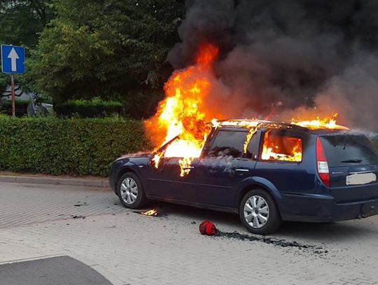 Na osiedlowym parkingu spłonął samochód. Interwencja straży pożarnej