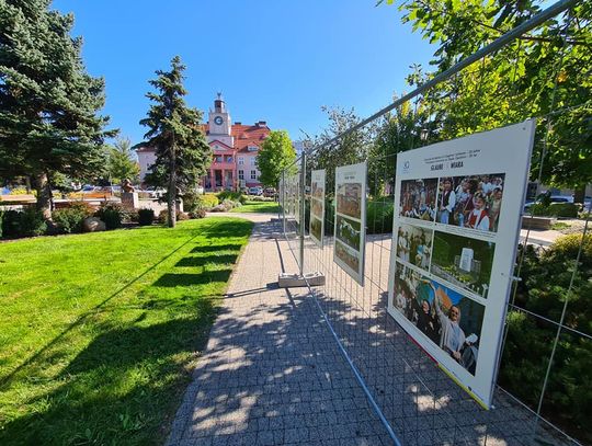 Na placu Wolności można oglądać wystawę z okazji 30-lecia Mniejszości Niemieckiej na Opolszczyźnie