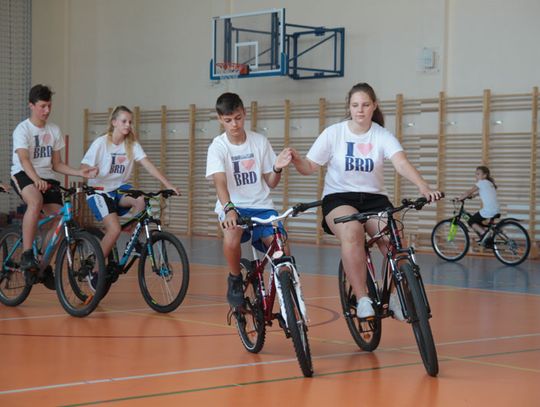 Na rowerach zatańczyli poloneza. Niezwykły finał opolskiej kampanii edukacyjnej „Przyhamuj, życie przed Tobą”