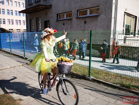 Na rowerze w żółtej sukience i z kwiecistym kapeluszem. Wiosna witała dzieci z naszego miasta!
