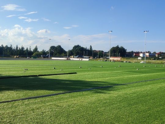 Na stadionie w Koźlu zrobiło się zielono. Sztuczna murawa jest już wykładana na boisko. ZDJĘCIA