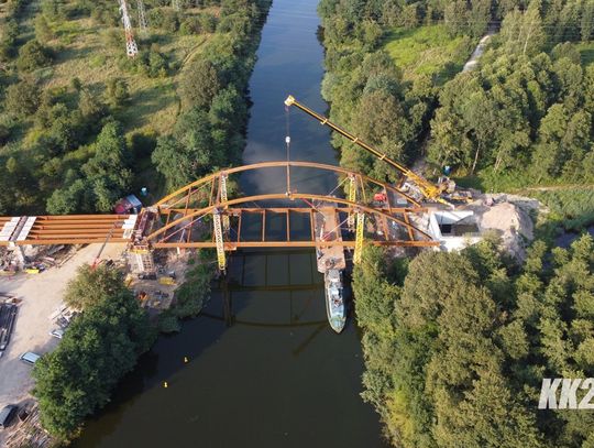 Nad Kanałem Gliwickim i Kłodnicą pojawiła się już konstrukcja 300-metrowego mostu, który będzie częścią powstającego łącznika. WIDEO