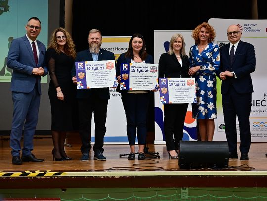 Najlepsze szkoły nagrodzone. Tarcze „Perspektyw” i finansowe wsparcie wręczone podczas Forum Edukacyjno-Gospodarczego