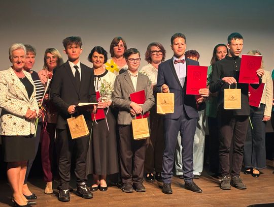 Najzdolniejsi uczniowie z miasta na uroczystej gali. Prezydent nagrodziła laureatów konkursów
