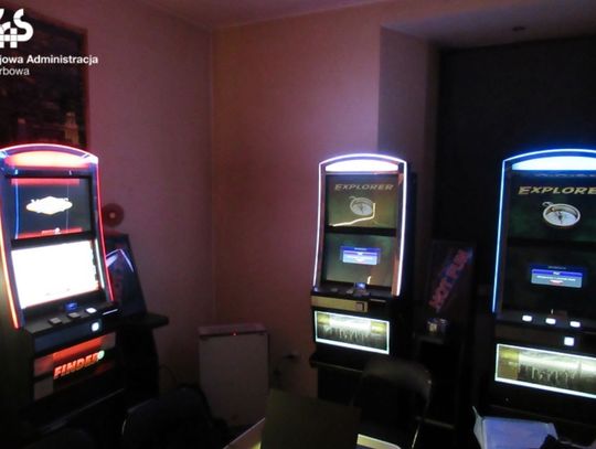 Nalot na nielegalne salony gier. Zabezpieczono 12 automatów i ponad 12 tysięcy złotych