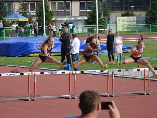 Nasi lekkoatleci zdominowali mistrzostwa województwa, zdobywając aż 19 medali