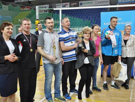 Nauczyciele szkół średnich z Kędzierzyna-Koźla zwycięzcami siatkarskiego turnieju imienia Danuty Treli
