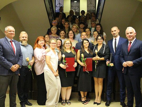 Nauczyciele z Kędzierzyna-Koźla otrzymali akty mianowania. Uroczystość na sesji rady miasta. ZDJĘCIA