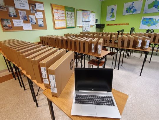 Nauczyciele ze szkół średnich otrzymają laptopy i zostaną przeszkoleni ze zdalnego nauczania