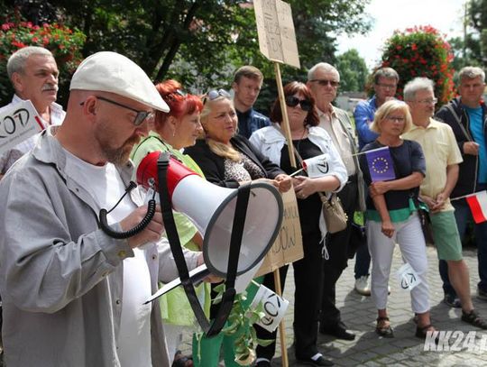 Nie chcą zmian w sądownictwie wprowadzanych przez PiS. Protest KOD i Partii Razem w Kędzierzynie-Koźlu