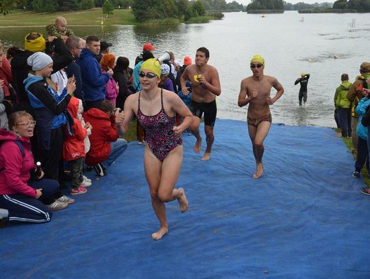 Nie złamał ich deszcz ani zimno. Triathloniści rywalizowali w Dębowej. FOTOREPORTAŻ