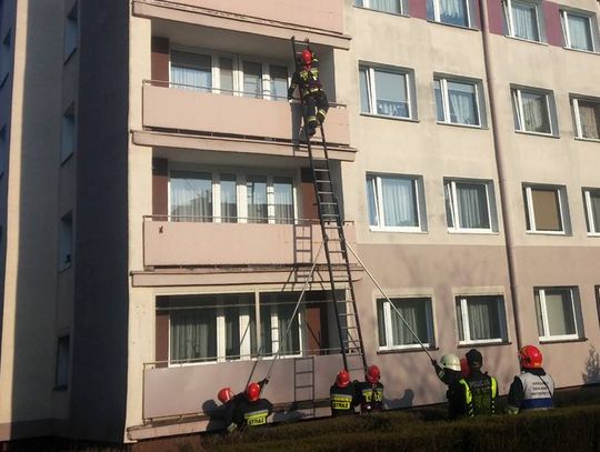 Nie żyje 60-letni mężczyzna, który spadł z balkonu na trzecim piętrze