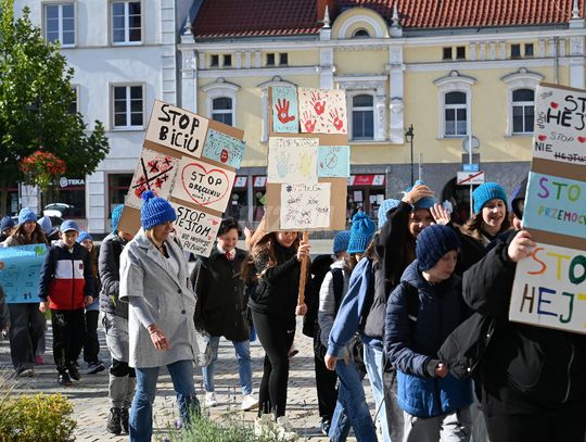 Niebieskie czapki przeciw przemocy. Ulicami Koźla przeszedł młodzieżowy korowód