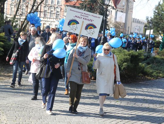 Niebiesko i wesoło na placu Rady Europy. Światowy Dzień Autyzmu w Kędzierzynie-Koźlu