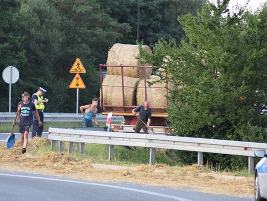 Niecodzienne zdarzenie na rondzie Rotmistrza Witolda Pileckiego. Z ciągnika wypadły bale słomy