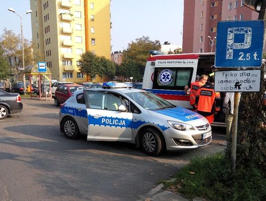 Niefortunny wypadek na osiedlu Piastów. Rowerzystka przewróciła się, doznając obrażeń głowy